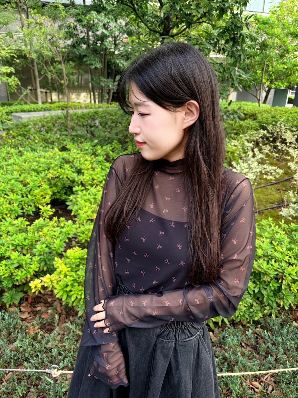 ブラック系のスカート、ブラック系のTシャツ/カットソーを着用したレディースの秋コーディネートの5枚目の写真