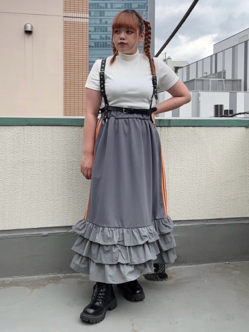 グレー系のスカート、ホワイト系のTシャツ/カットソー、ブラック系のベルトを着用したレディースの春コーディネートの2枚目の写真