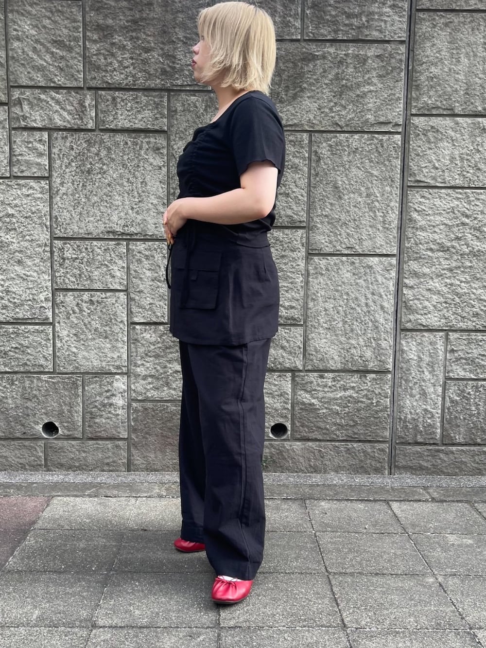 ブラック系のその他パンツ、ブラック系のTシャツ/カットソーを着用したレディースの夏コーディネートの3枚目の写真