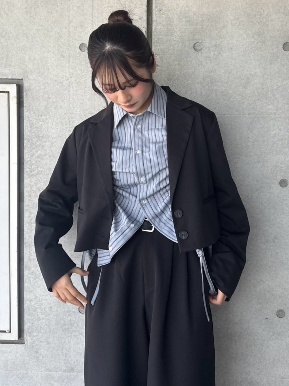 ブラック系のその他パンツ、ブラック系のテーラードジャケット、ブルー系のシャツ/ブラウスを着用したレディースの冬コーディネートの5枚目の写真