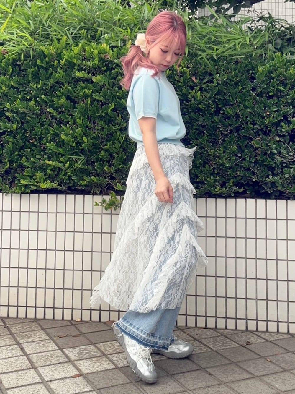 ホワイト系のスカート、ブルー系のポロシャツ、ブルー系のデニムパンツを着用したレディースの夏コーディネートの5枚目の写真