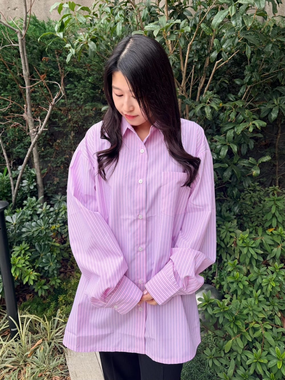 ブラック系のその他パンツ、ピンク系のシャツ/ブラウスを着用したレディースの冬コーディネートの4枚目の写真