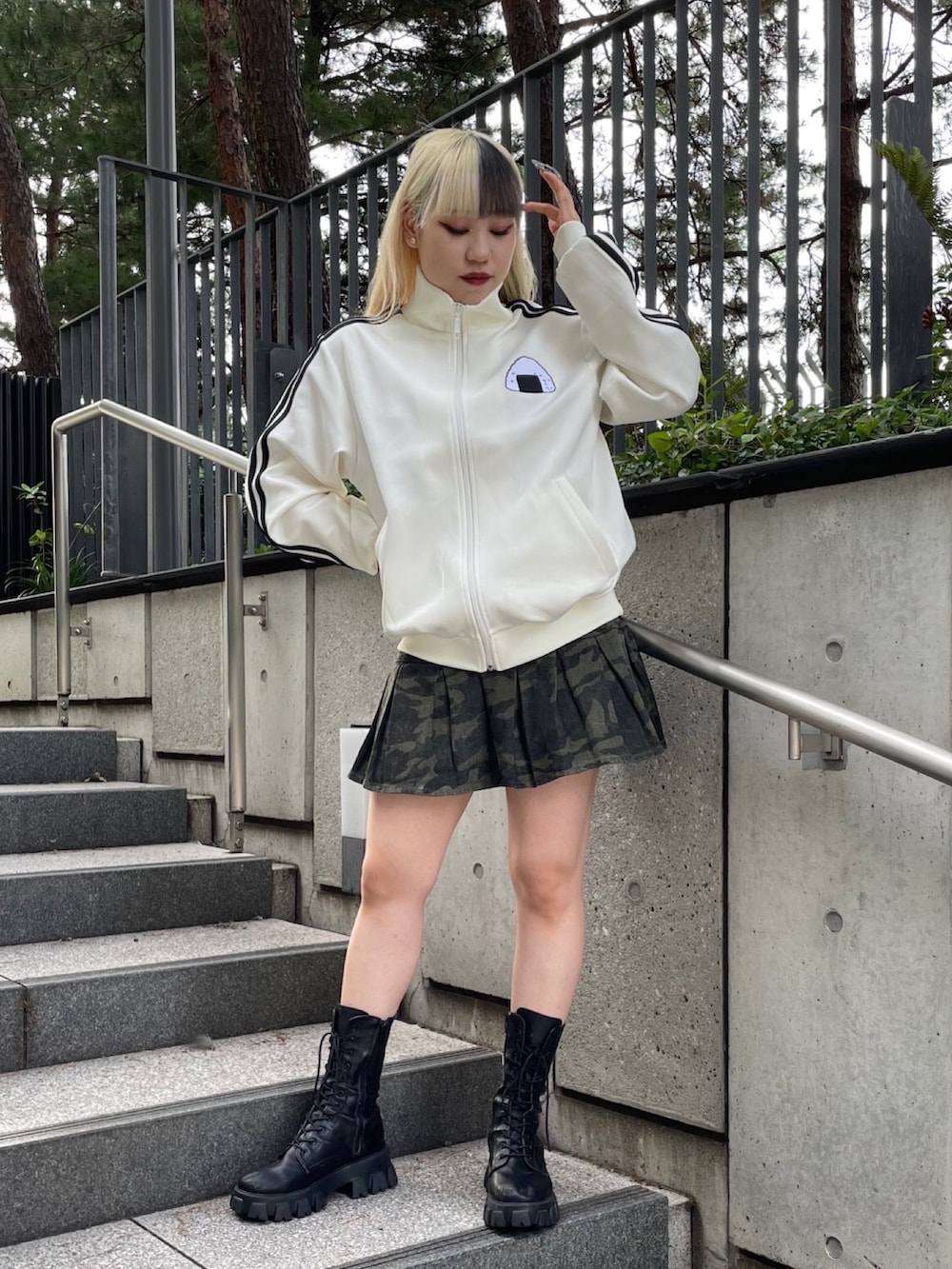 その他のスカート、ホワイト系のジャージを着用したレディースの夏コーディネートの2枚目の写真