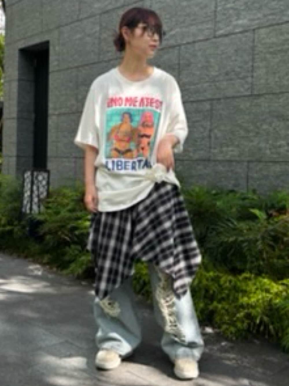 ブラック系のワンピース、ホワイト系のTシャツ/カットソー、ブルー系のデニムパンツを着用したレディースの夏コーディネートの2枚目の写真