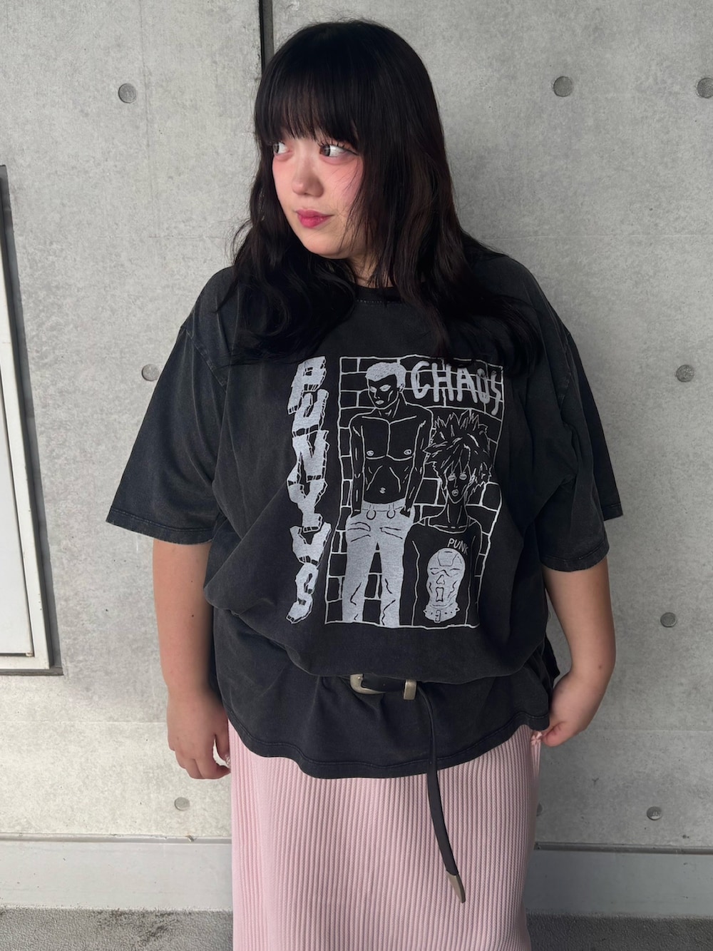 ピンク系のスカート、ブラック系のTシャツ/カットソーを着用したレディースの夏コーディネートの3枚目の写真