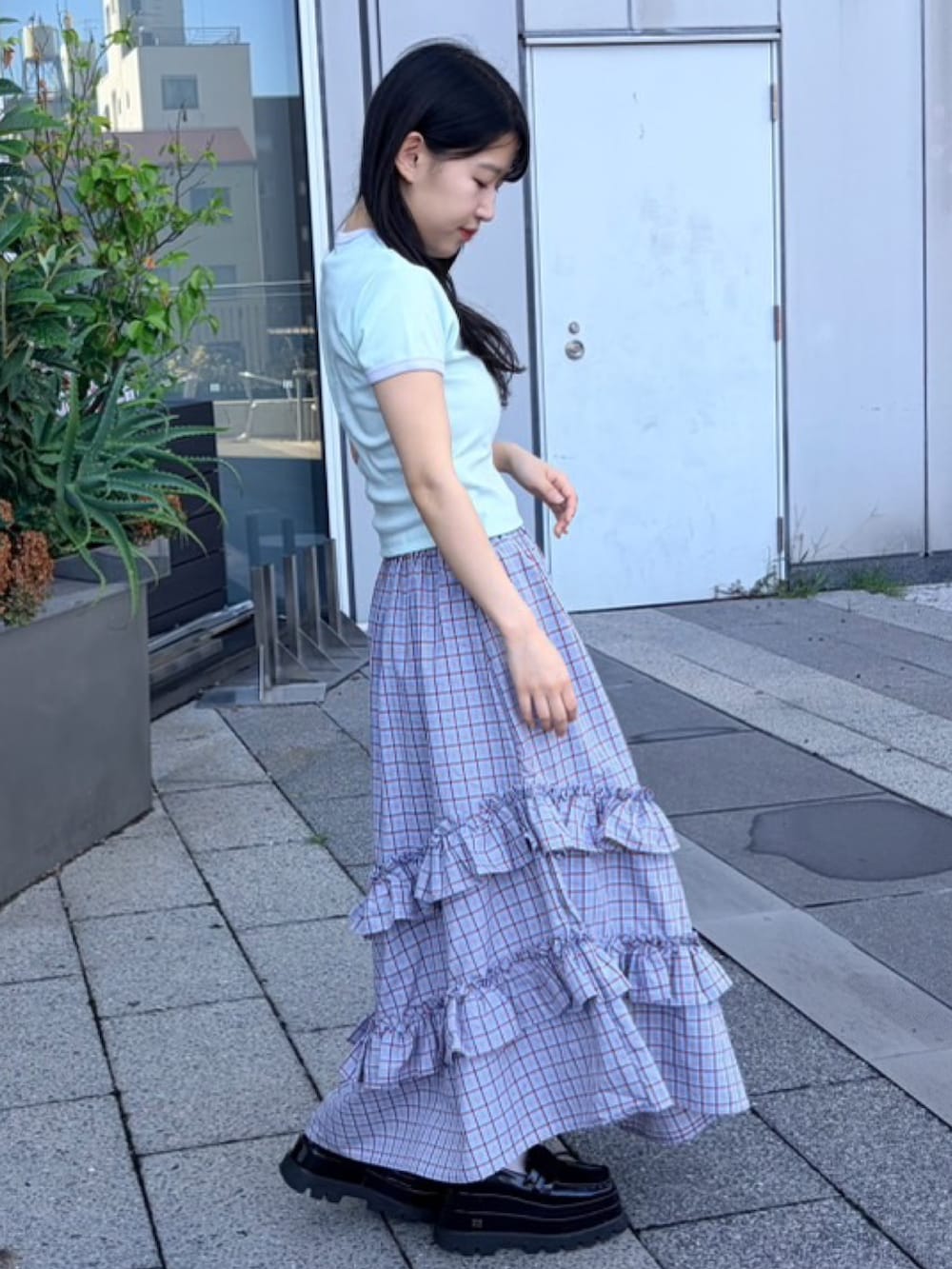 ブルー系のスカート、グリーン系のTシャツ/カットソーを着用したレディースの夏コーディネートの4枚目の写真