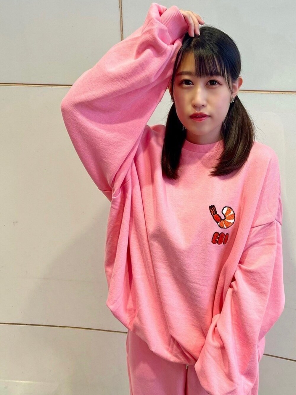 ピンク系のスウェットパンツ、ピンク系のスウェットを着用したレディースの秋コーディネートの2枚目の写真