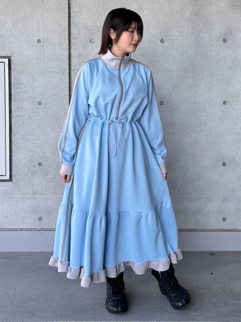 ブルー系のワンピースを着用したレディースの春コーディネートの4枚目の写真