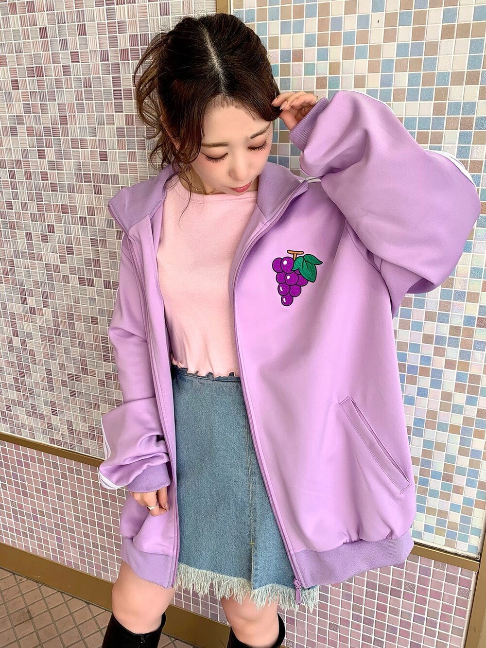 ピンク系のTシャツ/カットソー、ブルー系のデニムスカート、パープル系のジャージを着用したレディースの春コーディネートの3枚目の写真