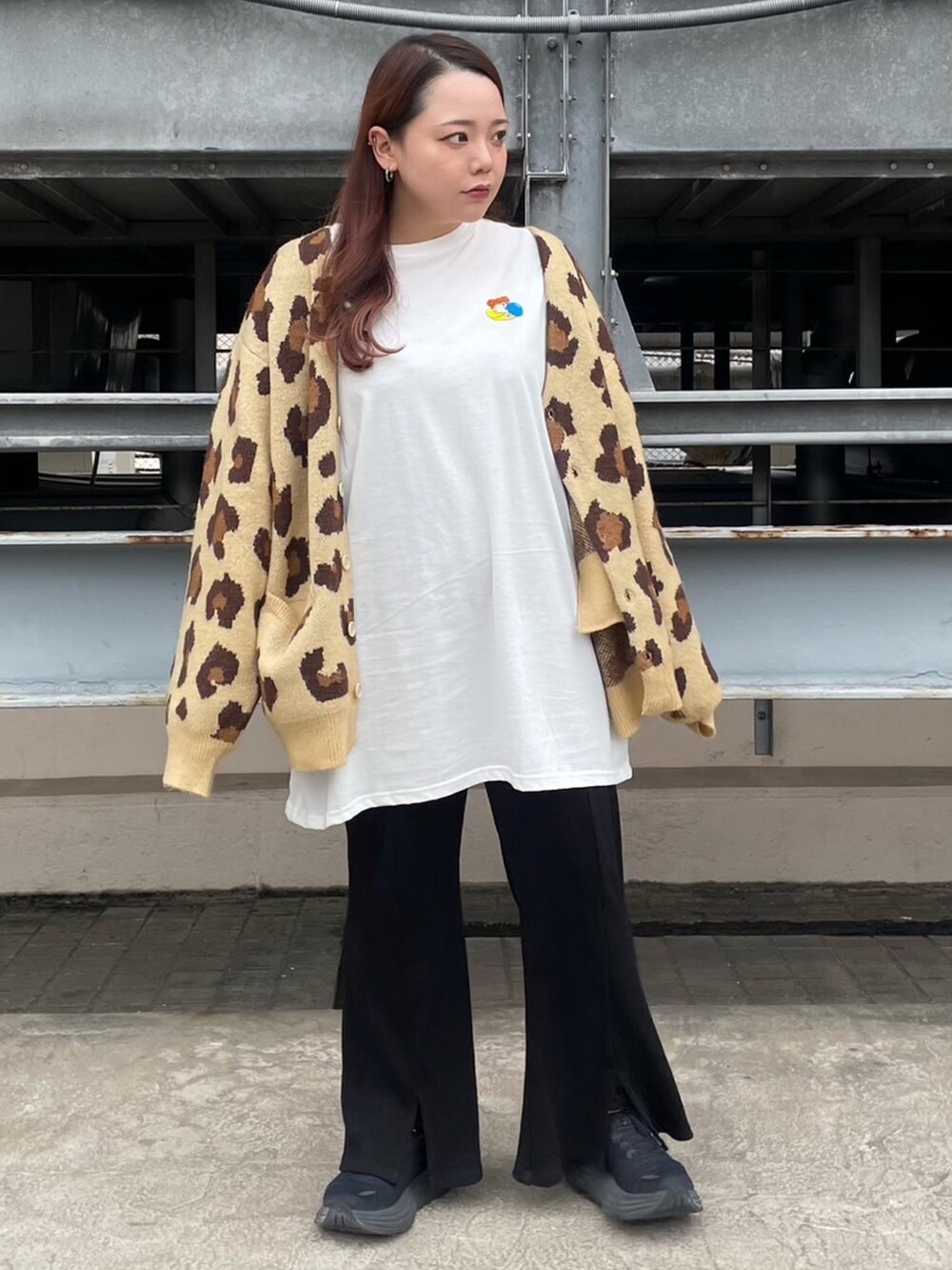 ブラック系のその他パンツ、ホワイト系のTシャツ/カットソー、ブラウン系のカーディガン/ボレロを着用したレディースの秋コーディネートの3枚目の写真