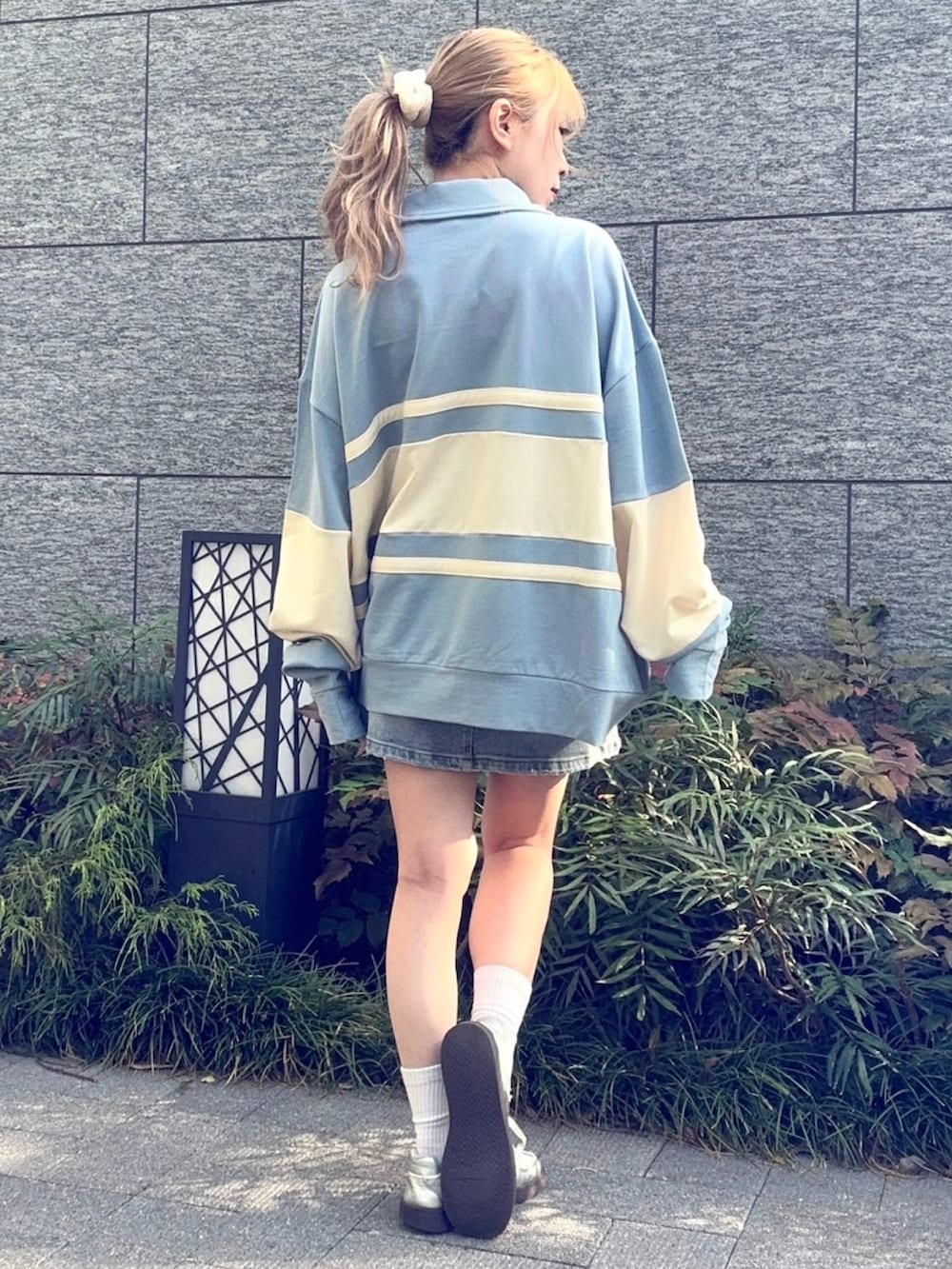 ブルー系のスウェット、ブルー系のデニムスカートを着用したレディースの春コーディネートの5枚目の写真