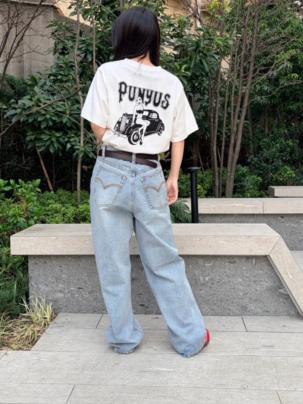 ブルー系のデニムパンツ、ホワイト系のブルゾン、ホワイト系のTシャツ/カットソーを着用したレディースの春コーディネートの3枚目の写真