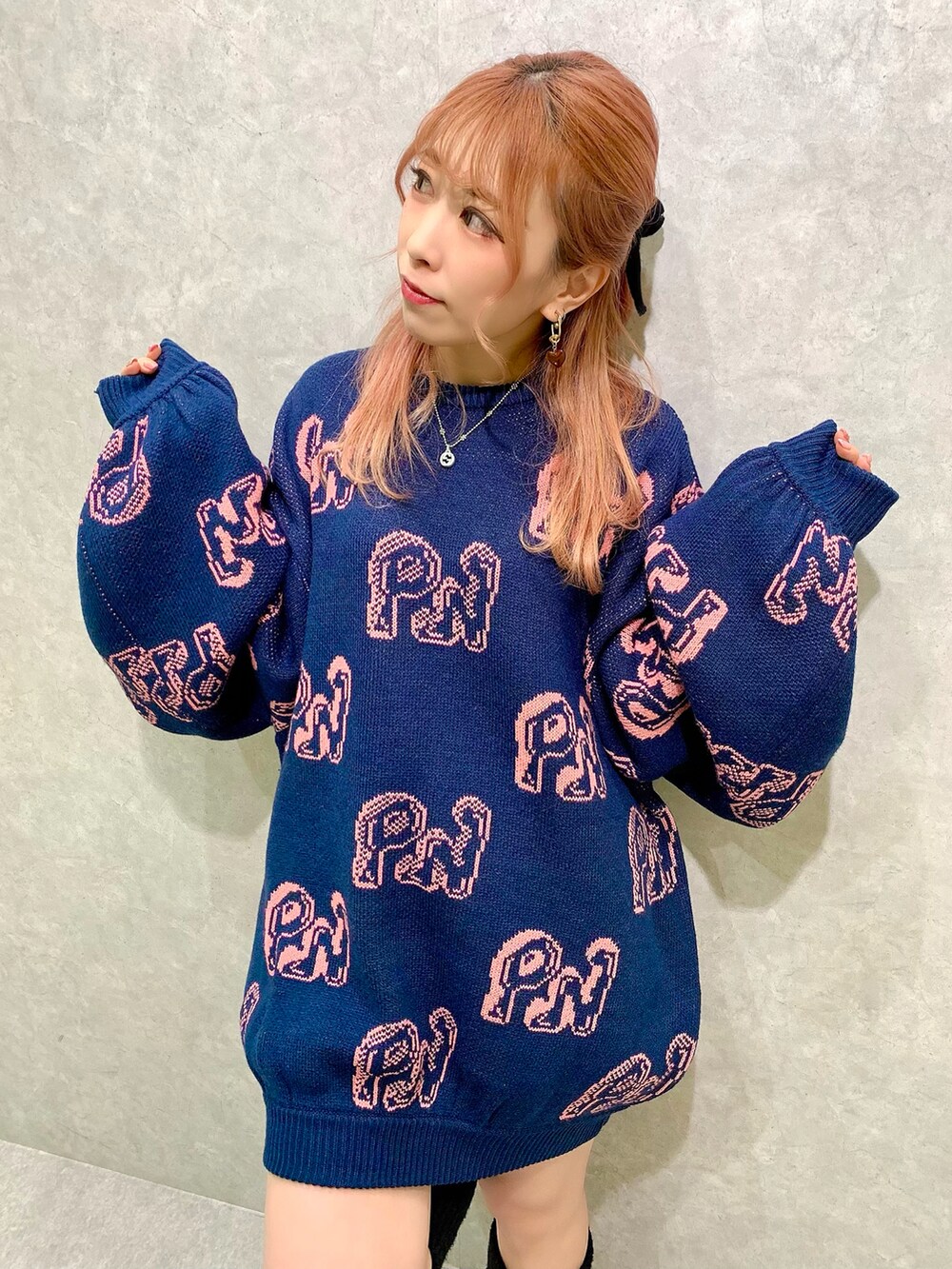 ブルー系のニット/セーター、ブラック系のブーツを着用したレディースの冬コーディネートの2枚目の写真