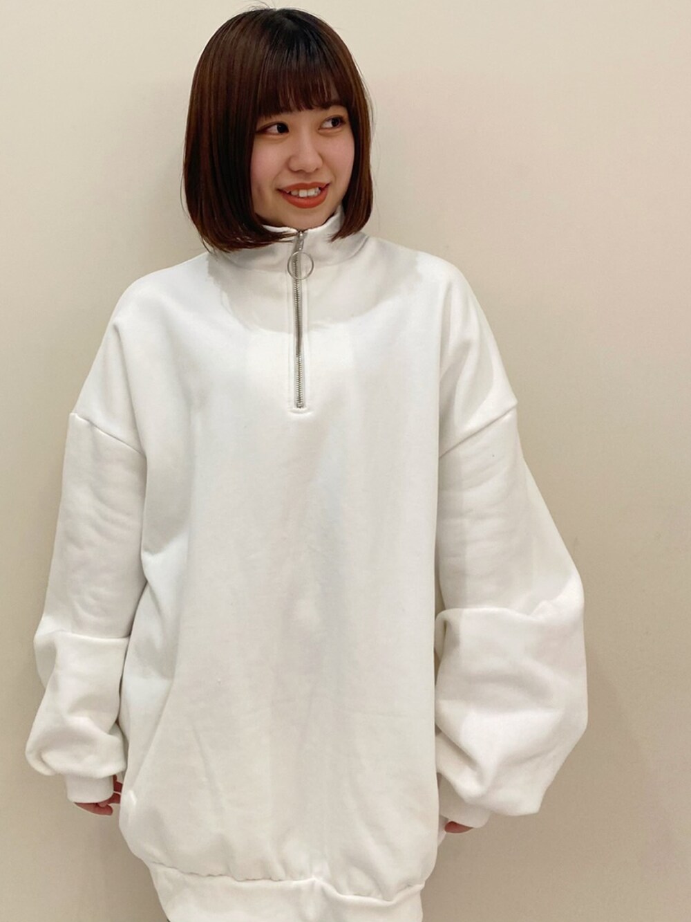 ホワイト系のスウェット、ホワイト系のその他パンツを着用したレディースの冬コーディネートの3枚目の写真