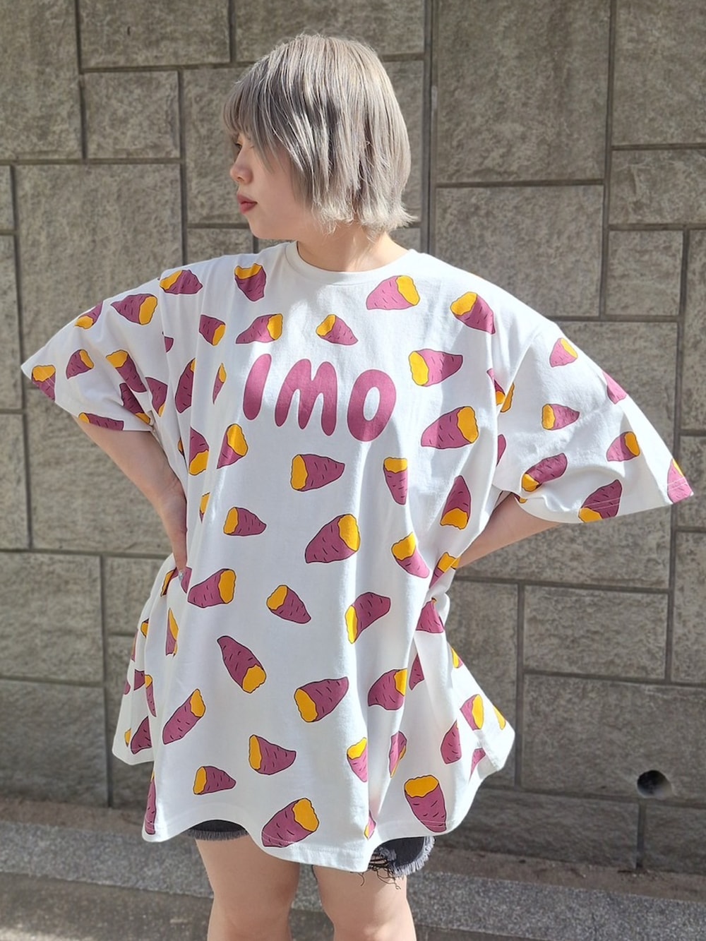 パープル系のTシャツ/カットソー、ブラック系のデニムパンツを着用したレディースの夏コーディネートの7枚目の写真
