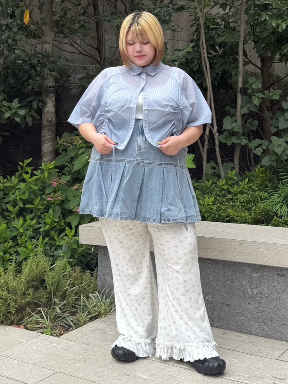 ホワイト系のその他パンツ、ブルー系のデニムスカート、ブルー系のシャツ/ブラウスを着用したレディースの夏コーディネートの2枚目の写真