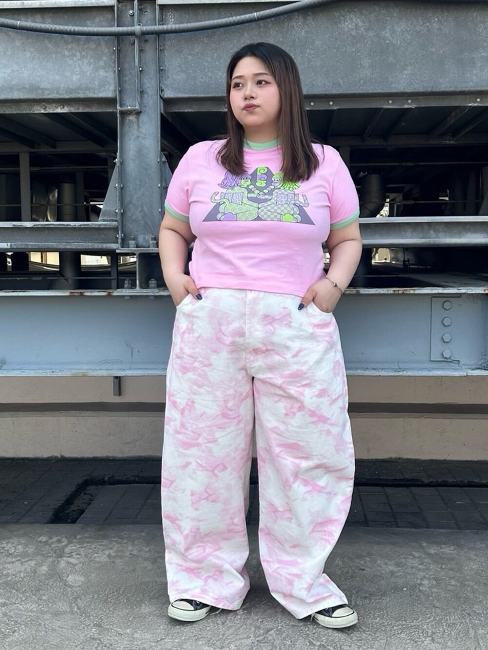 ピンク系のTシャツ/カットソー、ピンク系のその他パンツを着用したレディースの夏コーディネートの3枚目の写真