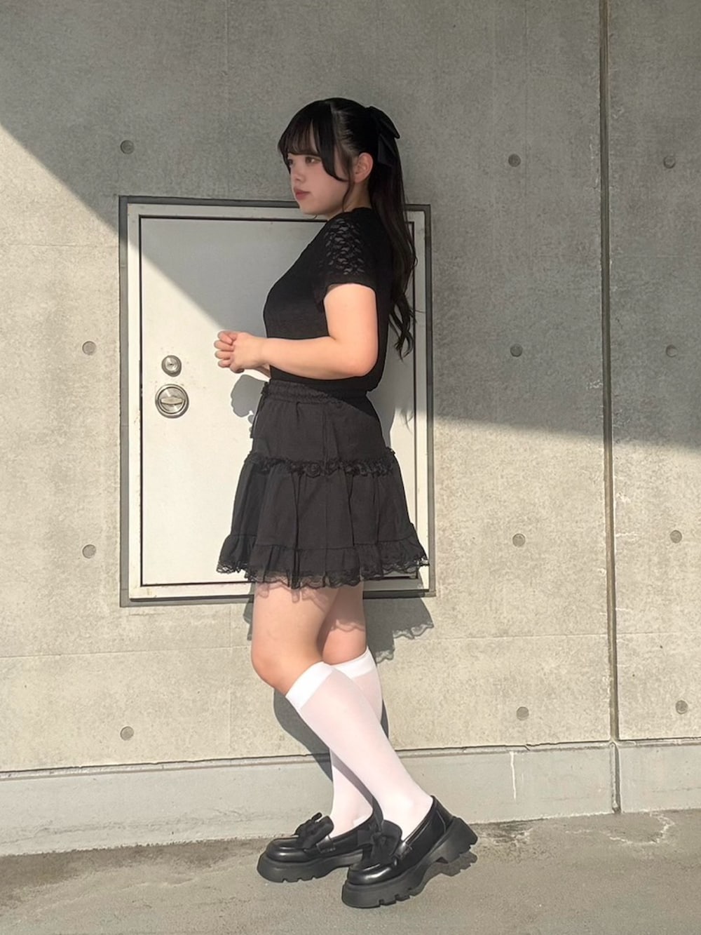 ブラック系のスカート、ブラック系のTシャツ/カットソーを着用したレディースの夏コーディネートの5枚目の写真