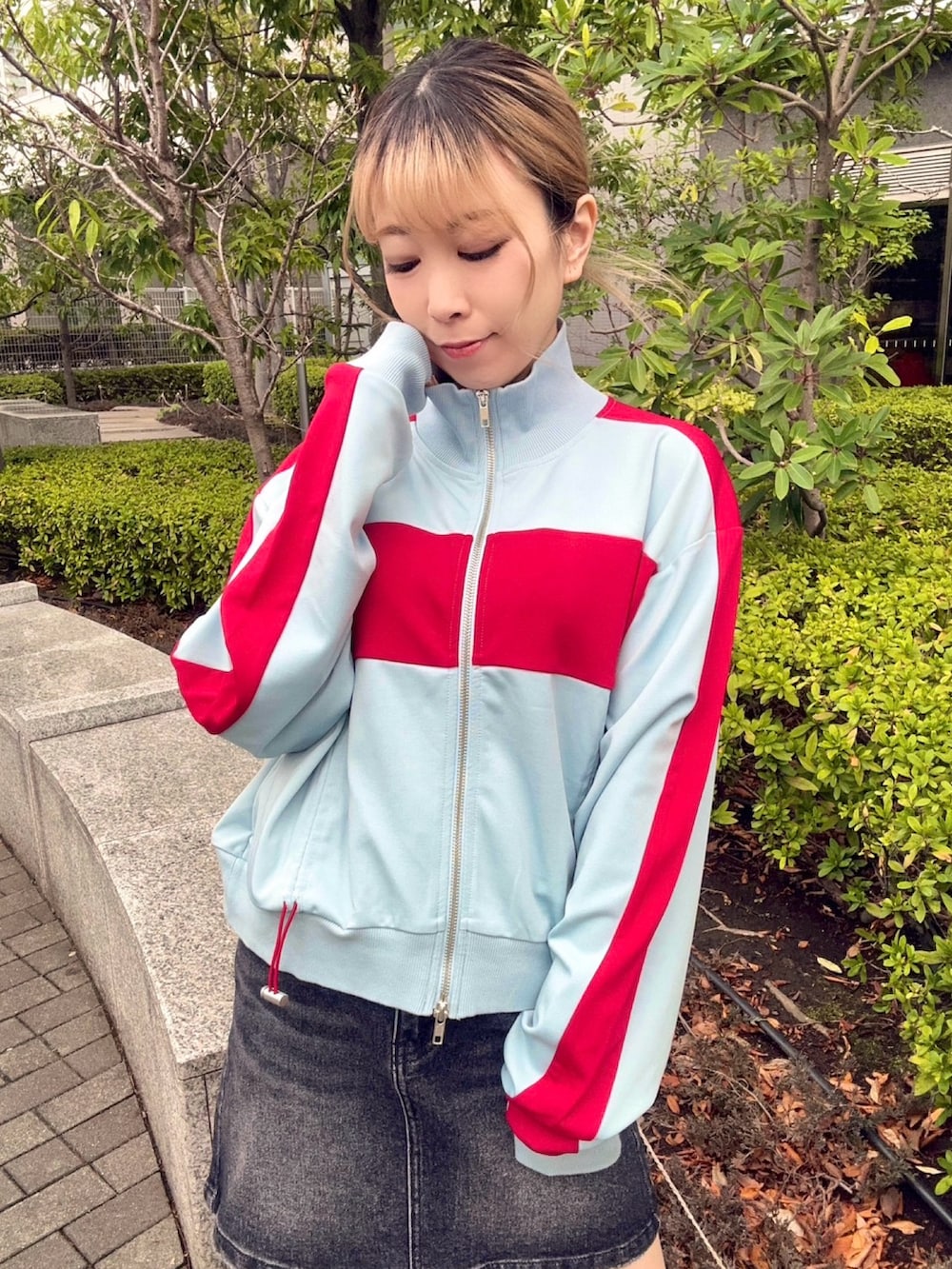 ブラック系のデニムスカート、ブルー系のジャージを着用したレディースの冬コーディネートの3枚目の写真