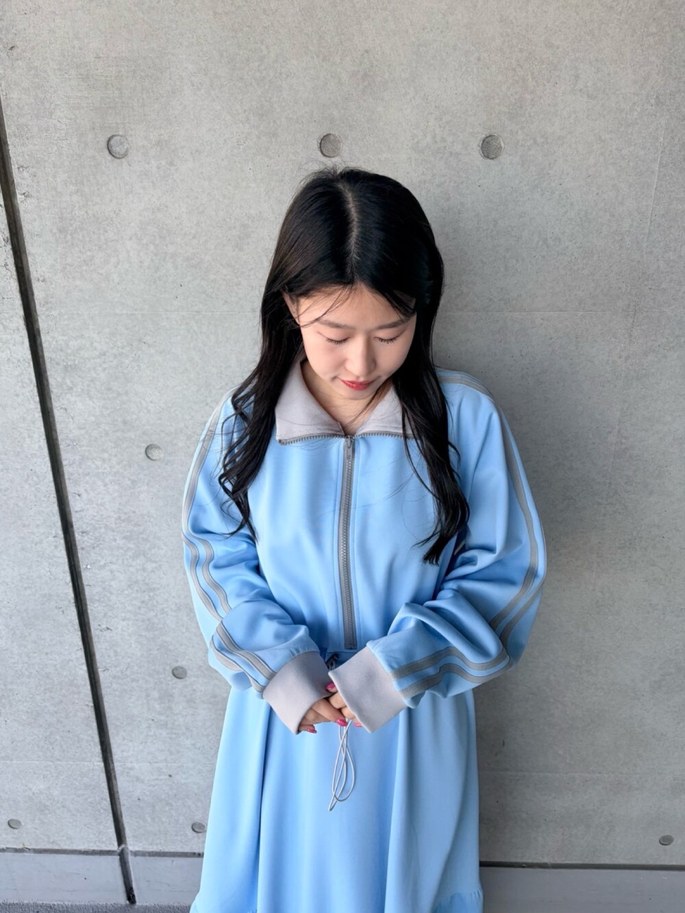 ブルー系のワンピースを着用したレディースの春コーディネートの4枚目の写真