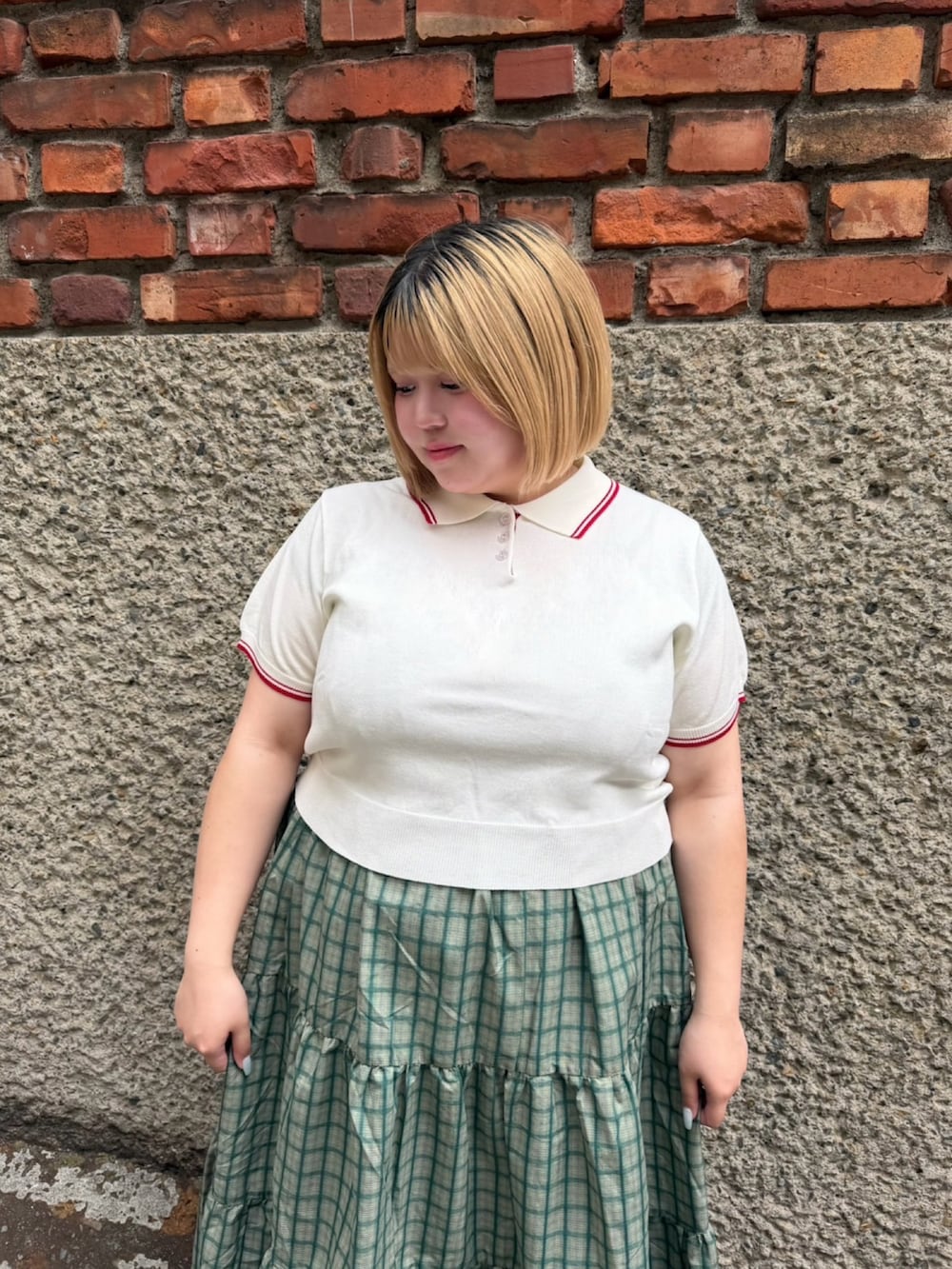 ホワイト系のポロシャツ、グリーン系のワンピースを着用したレディースの夏コーディネートの3枚目の写真