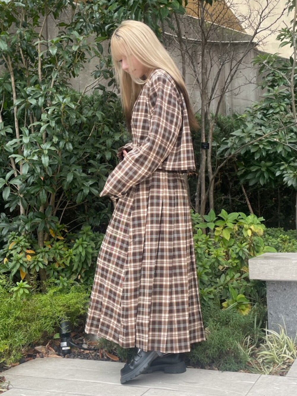 ブラウン系のスカート、ブラウン系のテーラードジャケット、ホワイト系のTシャツ/カットソーを着用したレディースの冬コーディネートの4枚目の写真