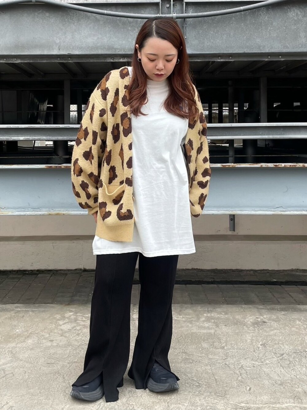 ブラック系のその他パンツ、ホワイト系のTシャツ/カットソー、ブラウン系のカーディガン/ボレロを着用したレディースの秋コーディネートの2枚目の写真