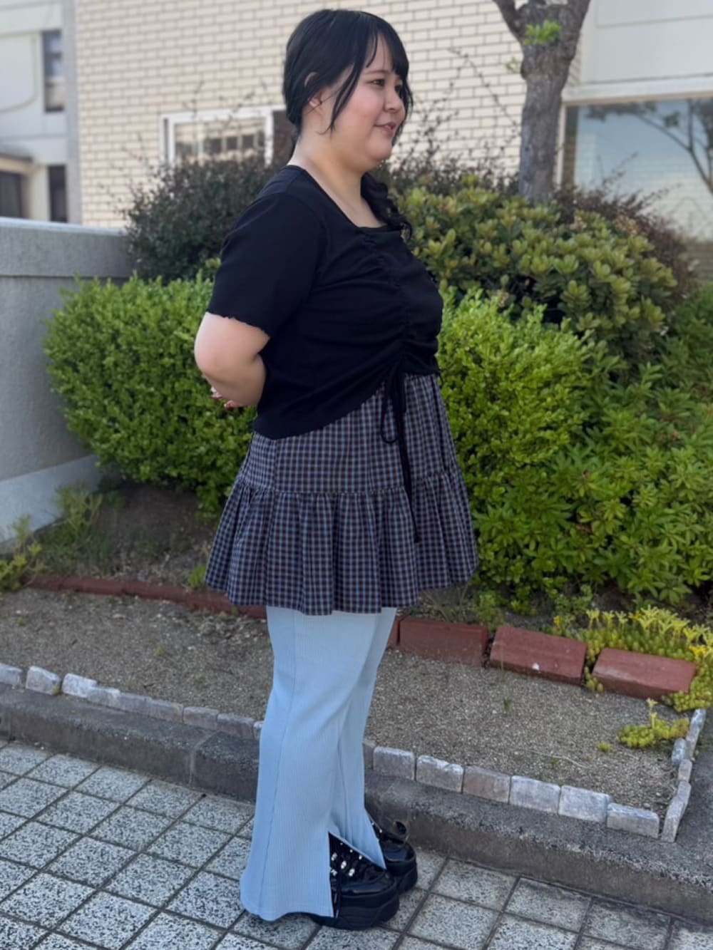 ブルー系のその他パンツ、ブルー系のスカート、ブラック系のTシャツ/カットソーを着用したレディースの春コーディネートの3枚目の写真