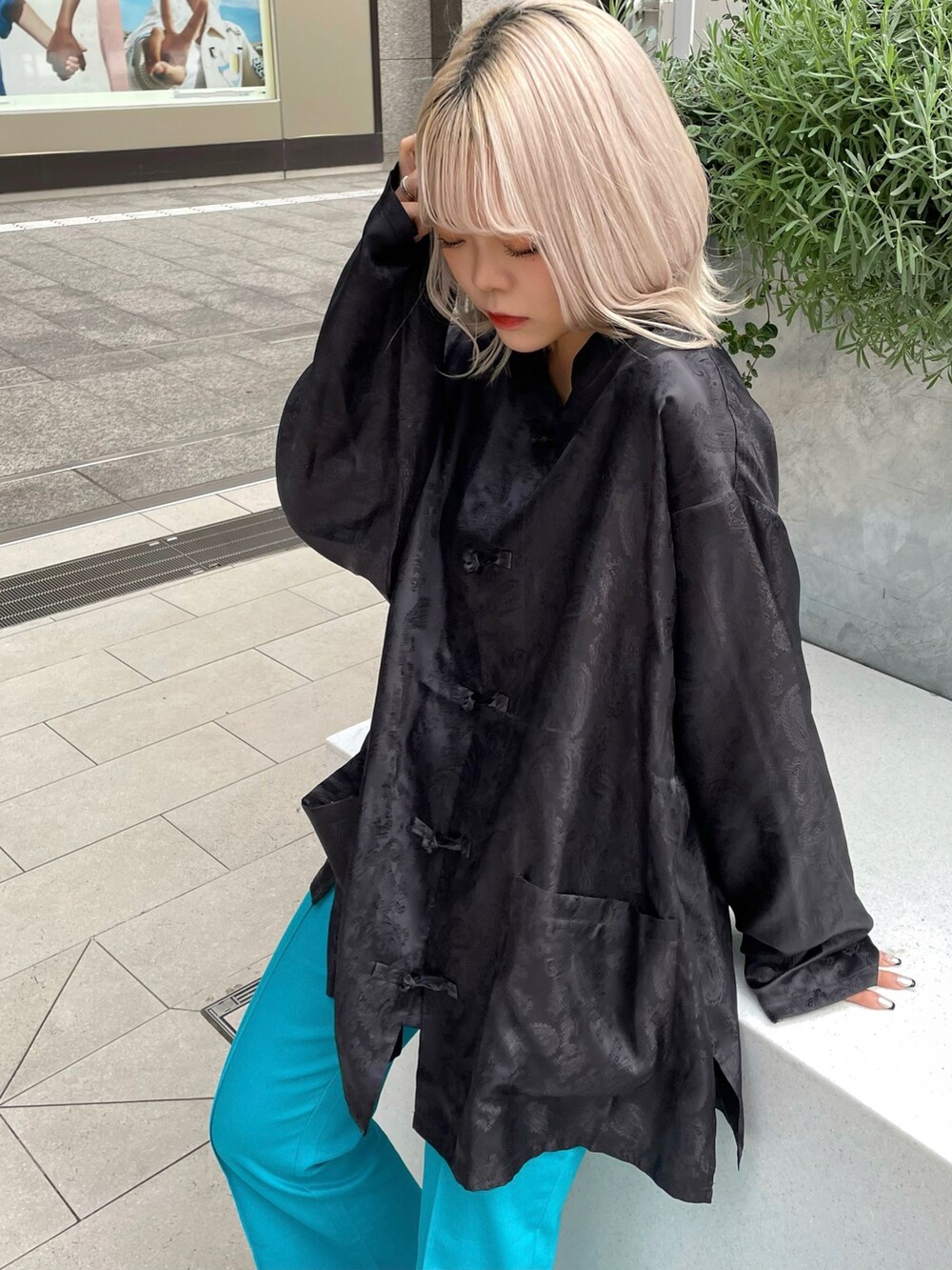 ブラック系のシャツ/ブラウス、グリーン系のその他パンツを着用したレディースの秋コーディネートの2枚目の写真