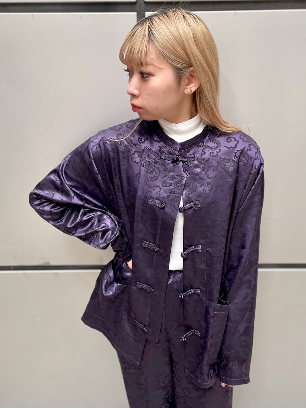 パープル系のその他パンツ、パープル系のシャツ/ブラウス、ホワイト系のTシャツ/カットソーを着用したレディースの冬コーディネートの2枚目の写真