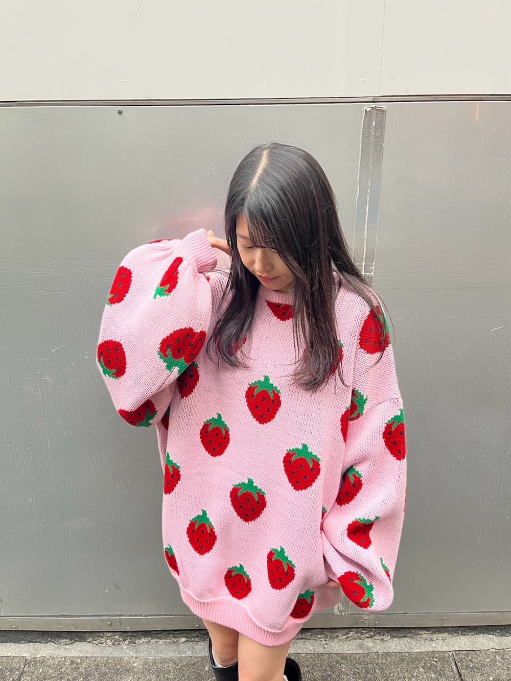 ピンク系のニット/セーターを着用したレディースの秋コーディネートの3枚目の写真