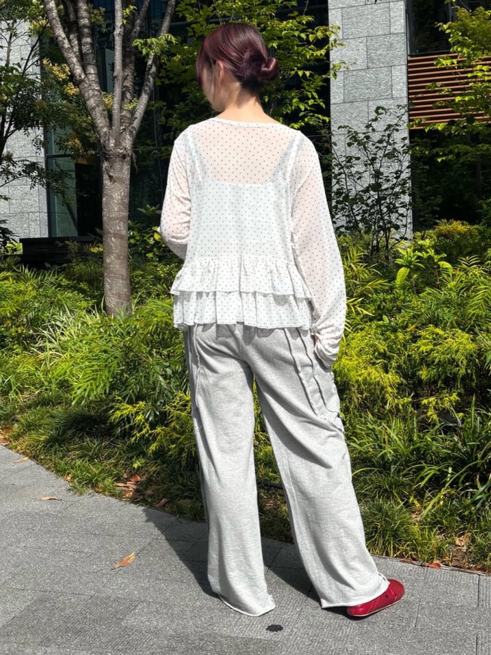 グレー系のスウェットパンツ、ホワイト系のTシャツ/カットソーを着用したレディースの夏コーディネートの4枚目の写真