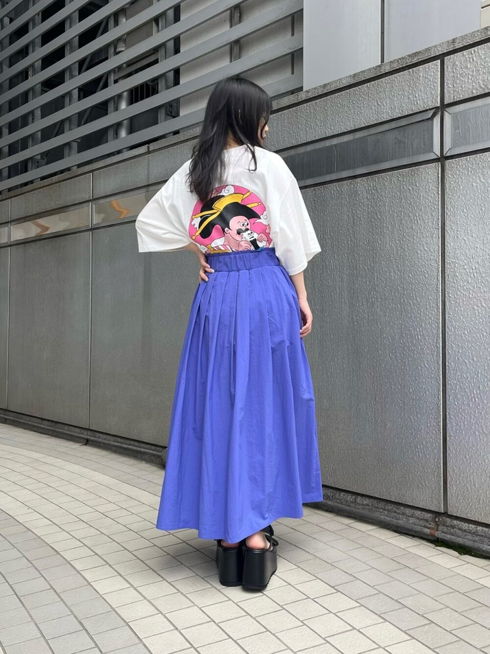 ホワイト系のTシャツ/カットソー、ブルー系のスカート、ブラック系のサンダルを着用したレディースの夏コーディネートの2枚目の写真