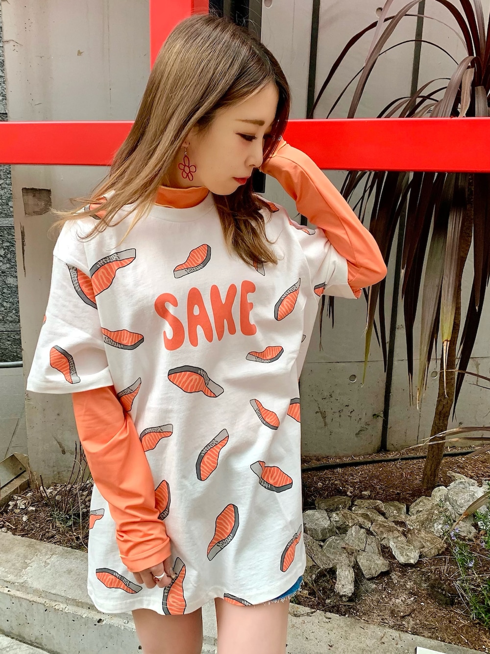 ピンク系のTシャツ/カットソー、オレンジ系のTシャツ/カットソー、ブルー系のデニムパンツを着用したレディースの春コーディネートの2枚目の写真