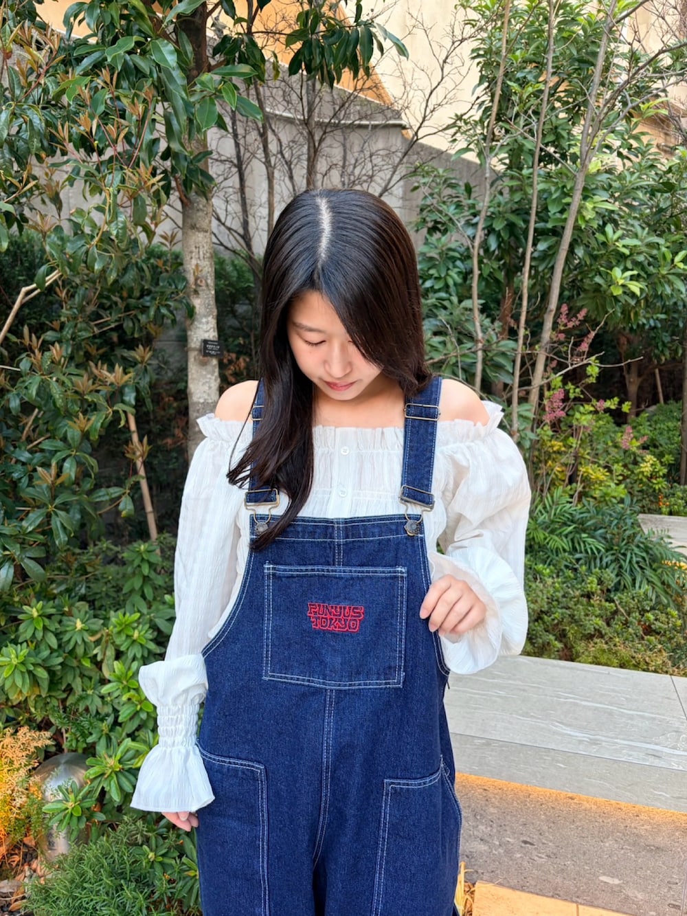 ブルー系のサロペット/オーバーオール、ホワイト系のシャツ/ブラウスを着用したレディースの春コーディネートの5枚目の写真