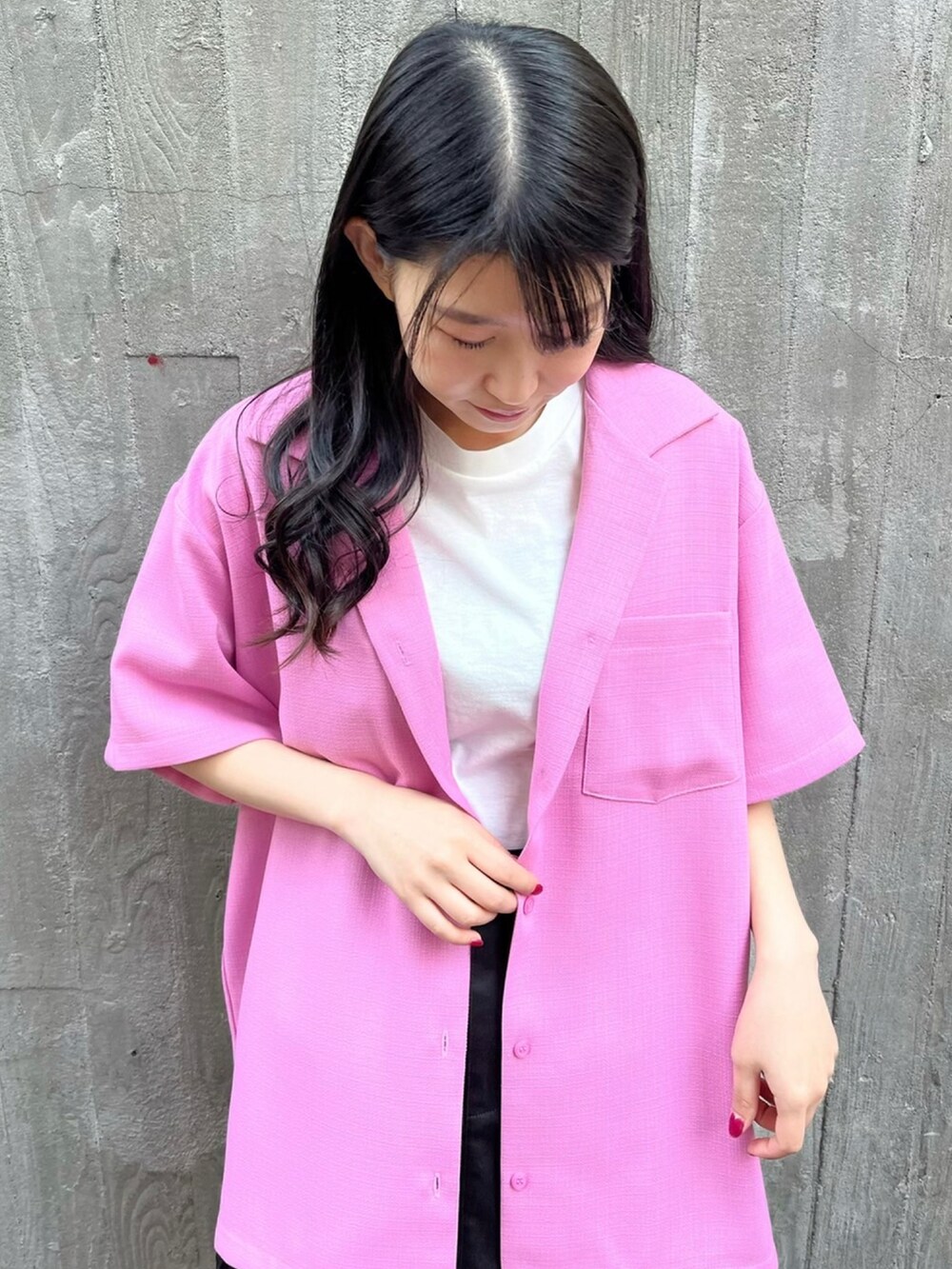 ホワイト系のTシャツ/カットソー、ブラック系のスカート、ピンク系のシャツ/ブラウスを着用したレディースの春コーディネートの2枚目の写真