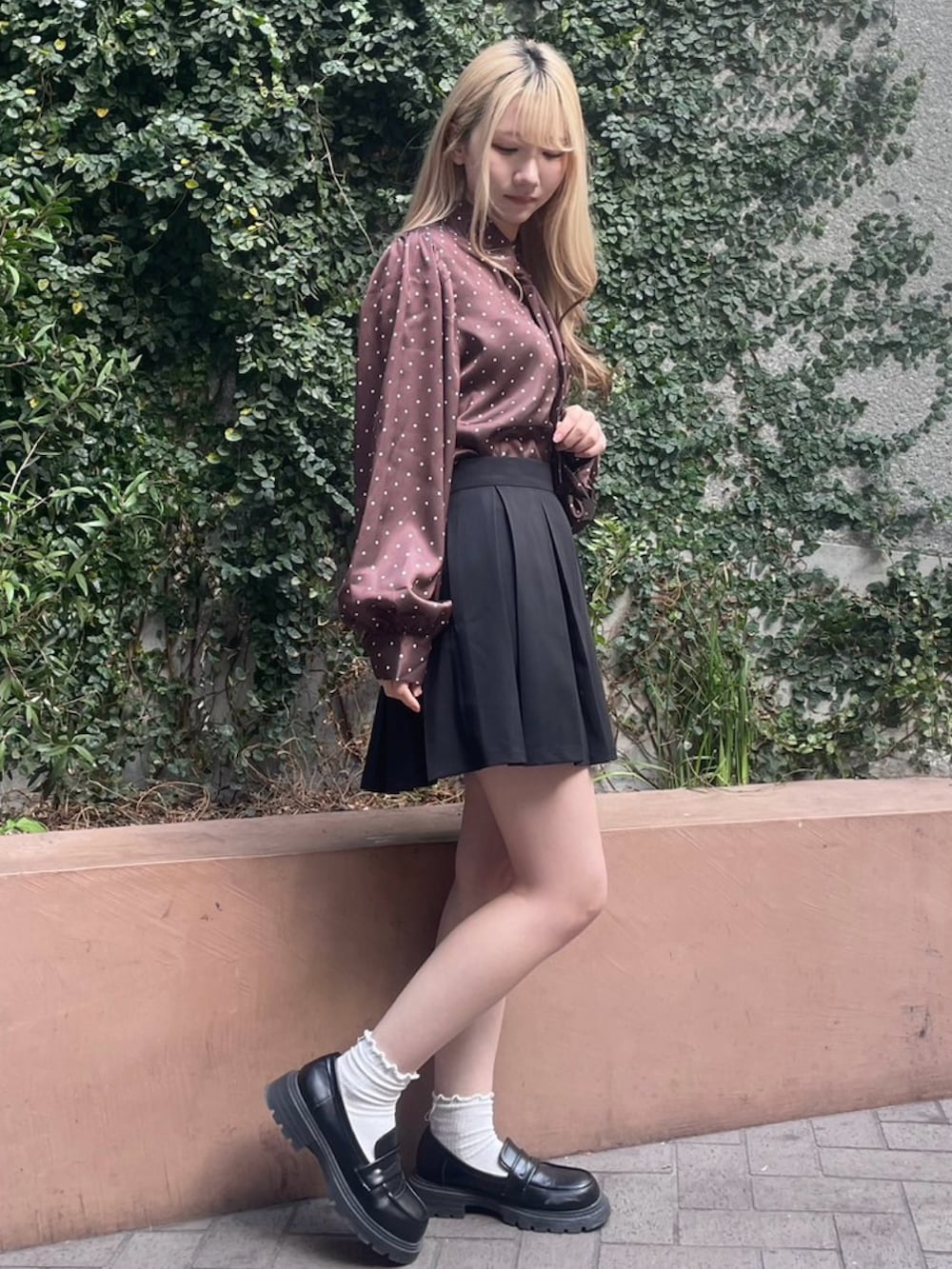 ブラウン系のシャツ/ブラウス、ブラック系のスカートを着用したレディースの春コーディネートの3枚目の写真