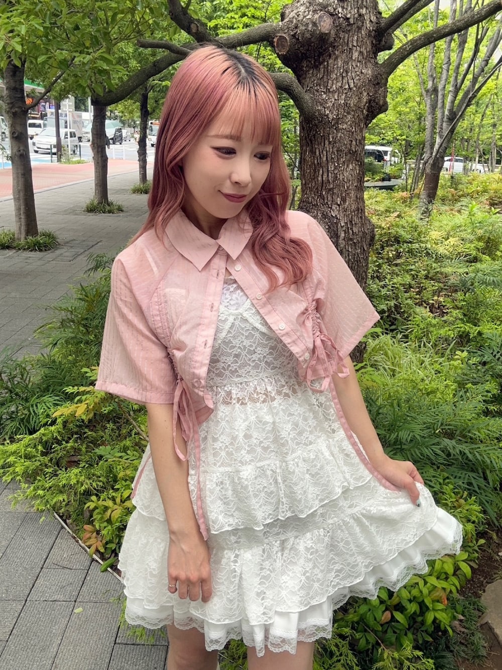 ホワイト系のスカート、ホワイト系のチュニック、ピンク系のシャツ/ブラウスを着用したレディースの夏コーディネートの3枚目の写真