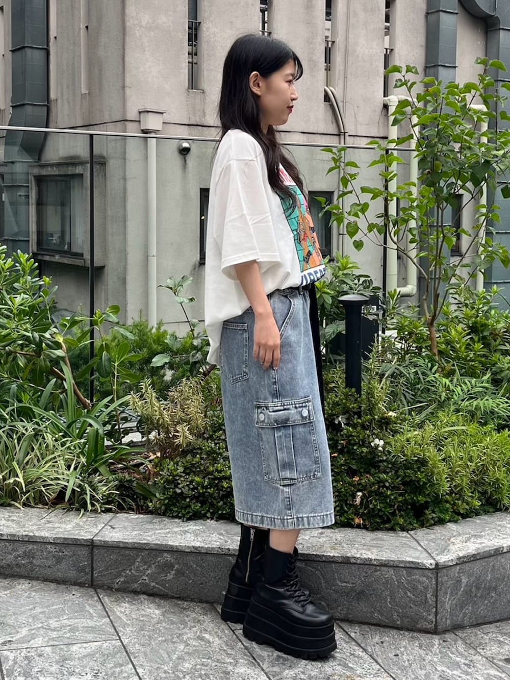 ブルー系のデニムパンツ、ホワイト系のTシャツ/カットソー、ブラック系のベルトを着用したレディースの夏コーディネートの4枚目の写真