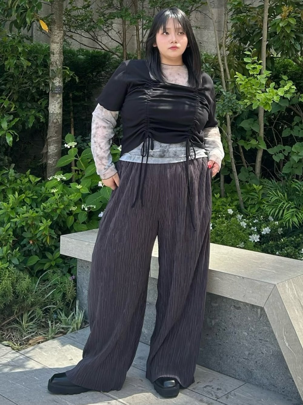 ブラック系のその他パンツ、グレー系のTシャツ/カットソー、ブラック系のTシャツ/カットソーを着用したレディースの春コーディネートの3枚目の写真