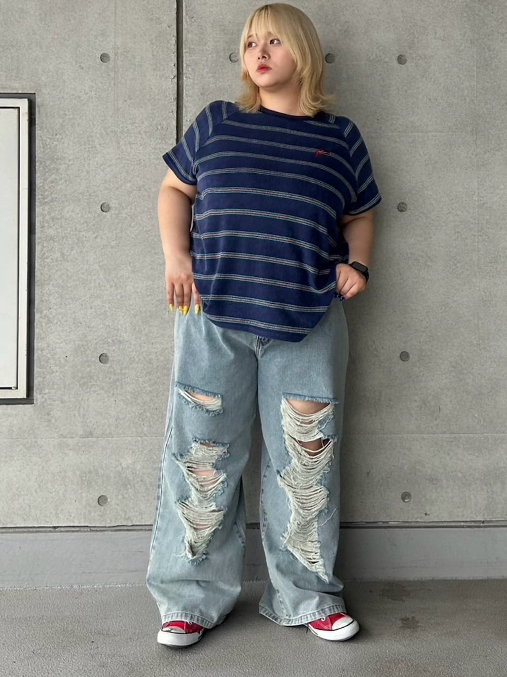 ブルー系のTシャツ/カットソー、ブルー系のデニムパンツを着用したレディースの秋コーディネートの2枚目の写真
