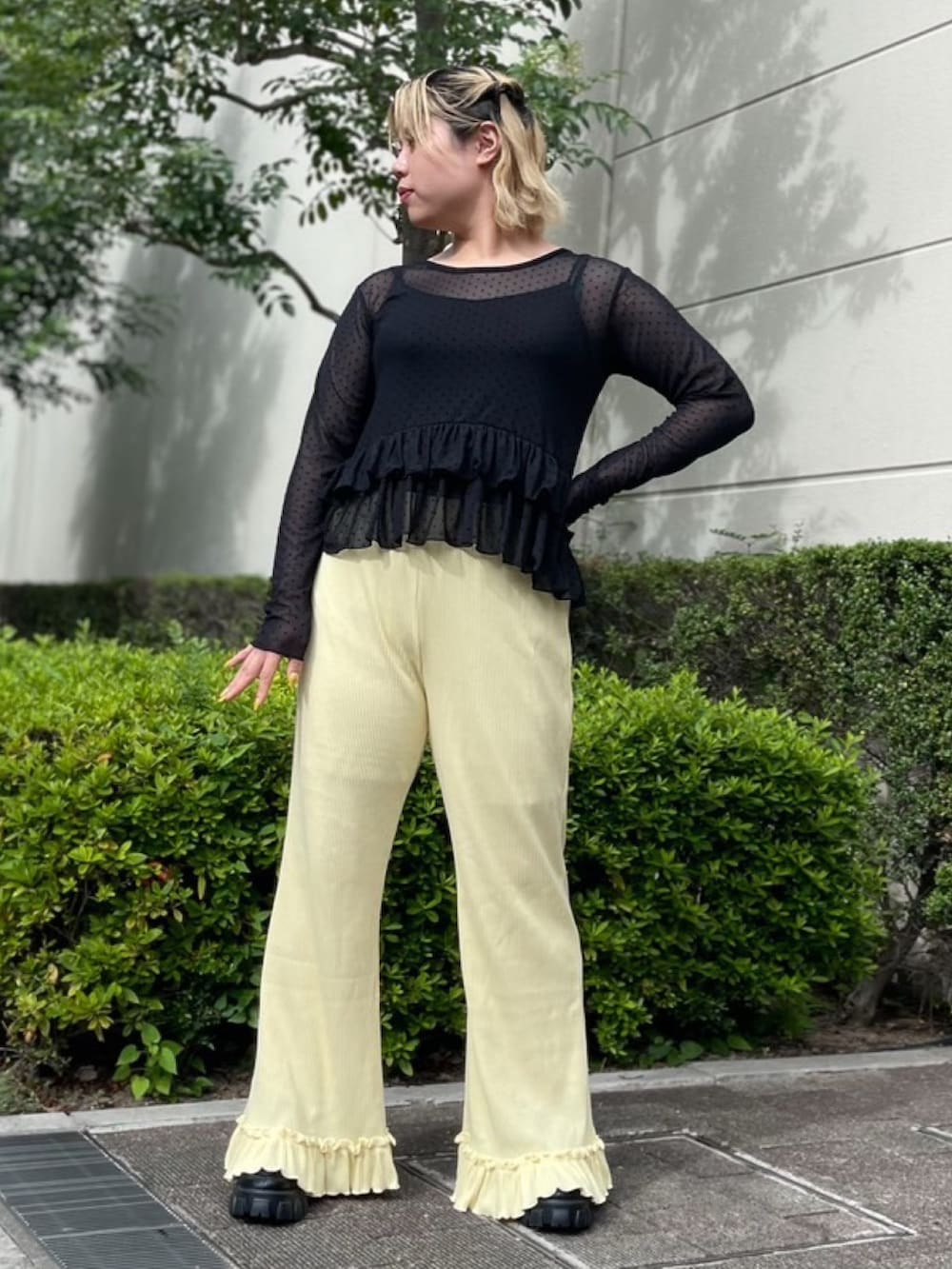 イエロー系のその他パンツ、ブラック系のTシャツ/カットソーを着用したレディースの夏コーディネートの2枚目の写真