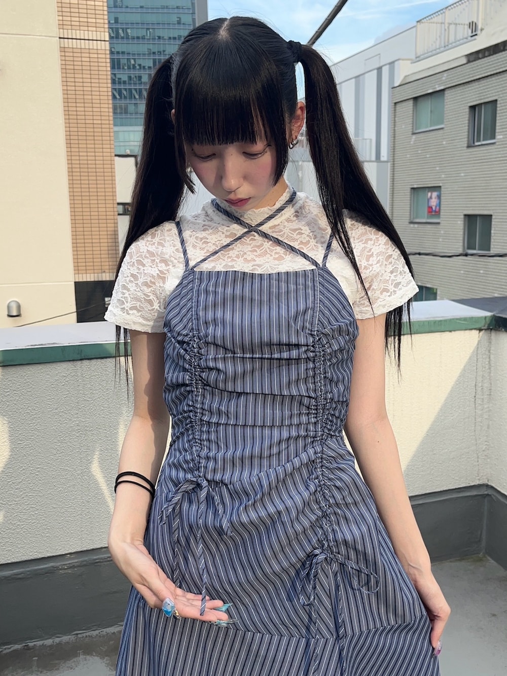 グレー系のワンピース、ホワイト系のTシャツ/カットソーを着用したレディースの夏コーディネートの5枚目の写真