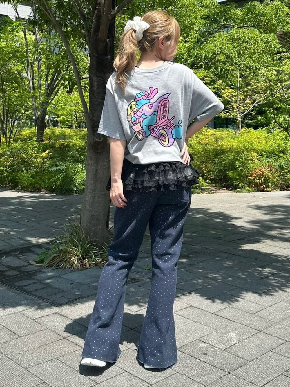 グレー系のTシャツ/カットソー、ブラック系のスカート、ブルー系のその他パンツを着用したレディースの夏コーディネートの3枚目の写真