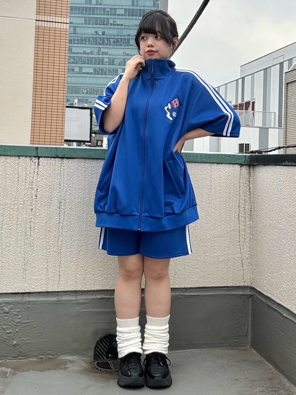 ブルー系のジャージ、ブルー系のその他パンツを着用したレディースの夏コーディネートの5枚目の写真