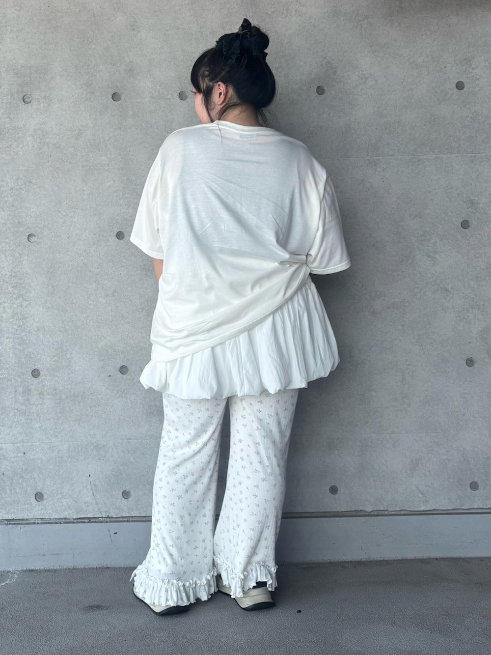 ホワイト系のTシャツ/カットソー、ホワイト系のその他パンツ、ホワイト系のスカートを着用したレディースの夏コーディネートの4枚目の写真