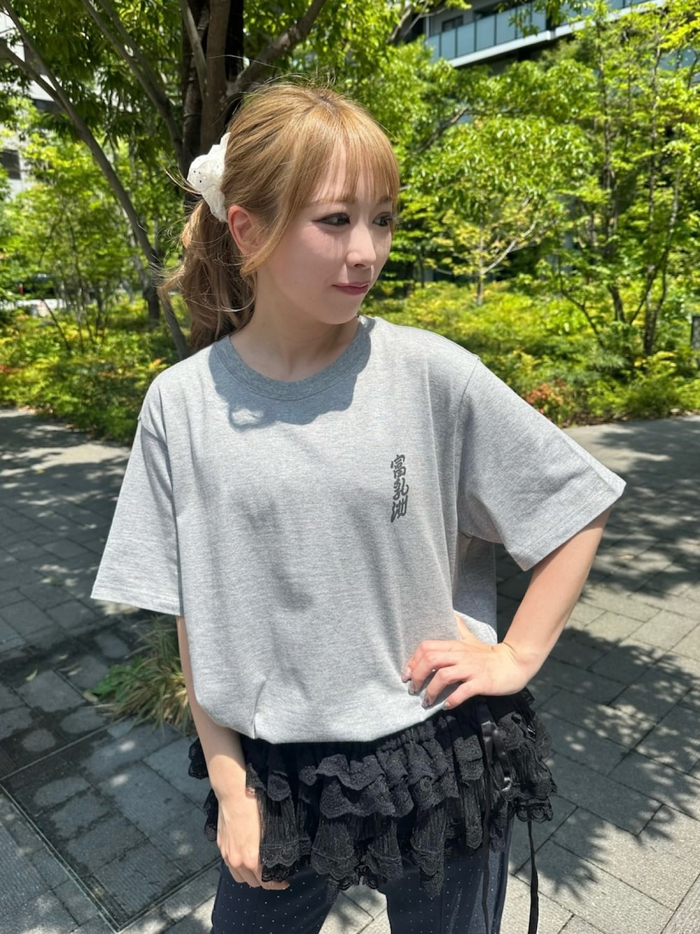 グレー系のTシャツ/カットソー、ブラック系のスカート、ブルー系のその他パンツを着用したレディースの夏コーディネートの5枚目の写真