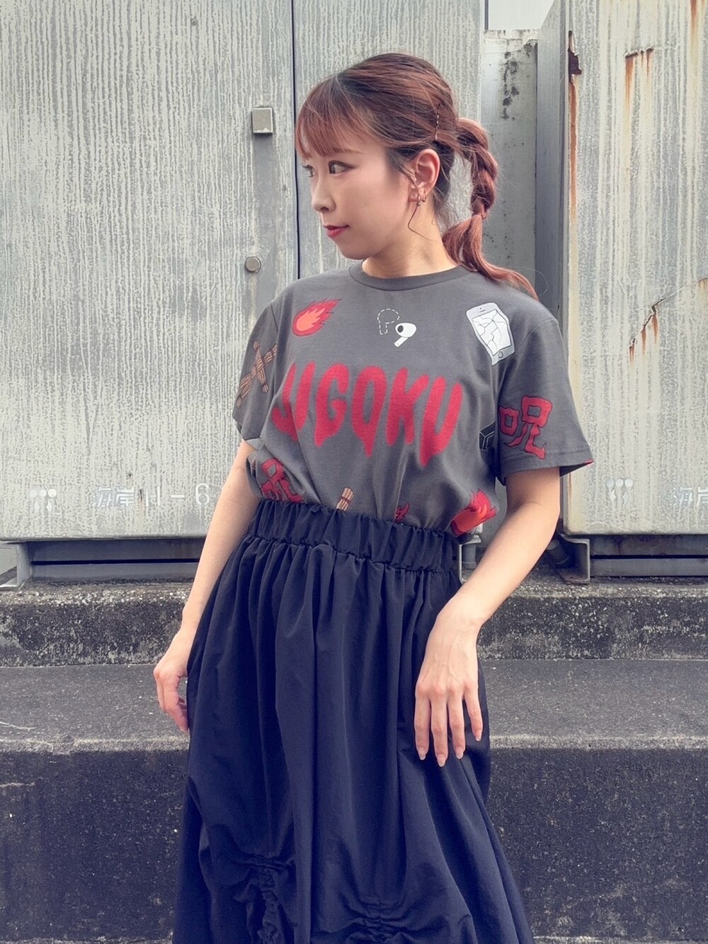 ブラック系のスカート、ブラック系のTシャツ/カットソーを着用したレディースの夏コーディネートの2枚目の写真