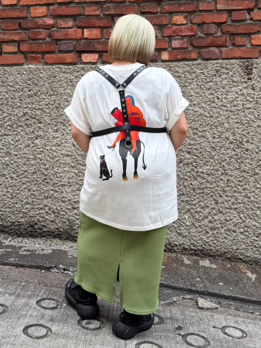 ホワイト系のTシャツ/カットソー、グリーン系のスカート、ブラック系のベルトを着用したレディースの夏コーディネートの4枚目の写真