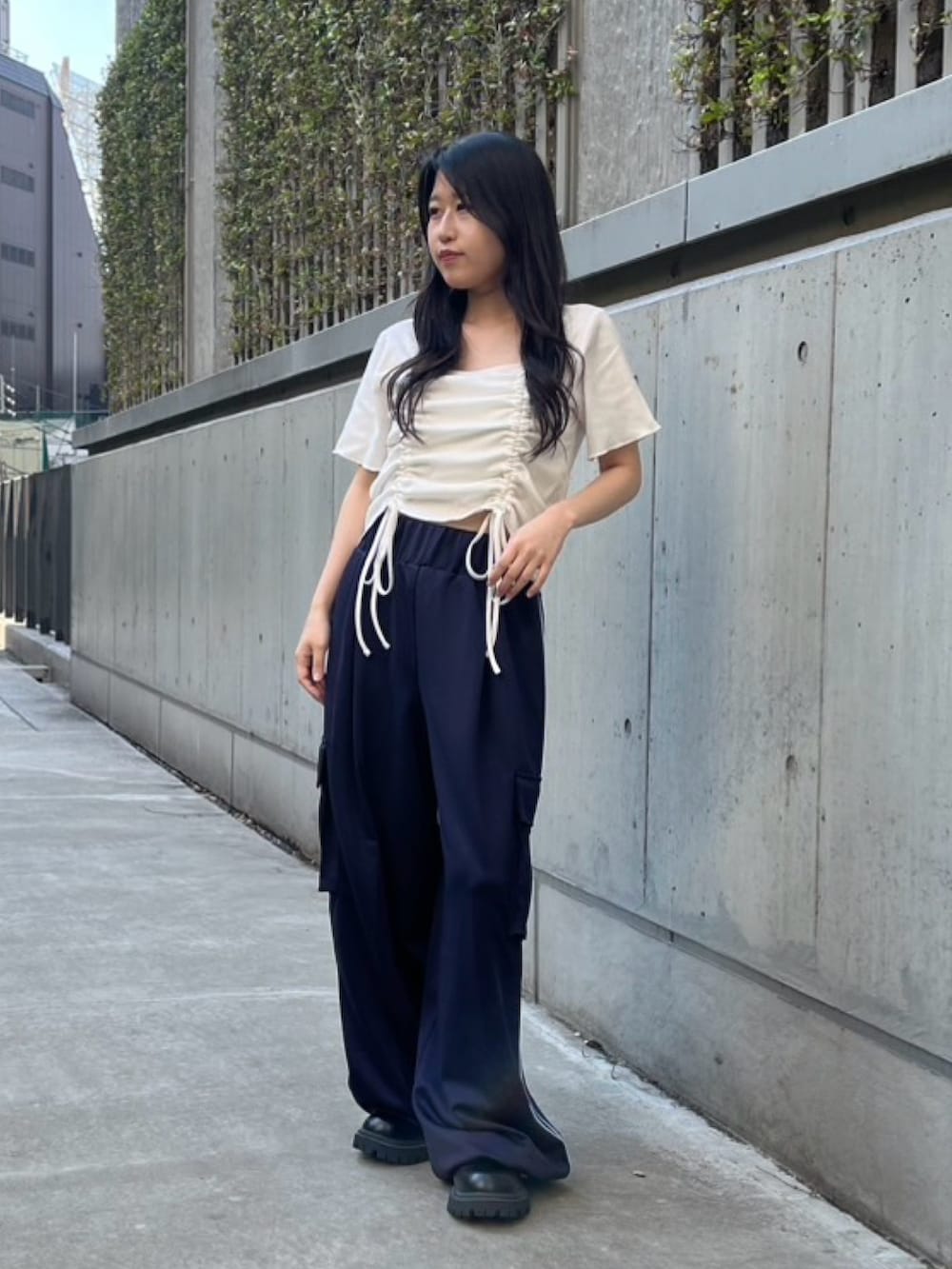 ブルー系のカーゴパンツ、ホワイト系のTシャツ/カットソーを着用したレディースの春コーディネートの2枚目の写真